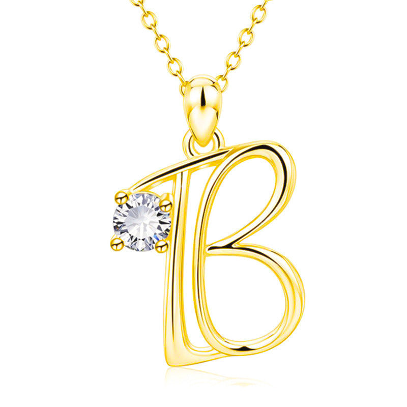 Collier avec initiale en or et strass tendance