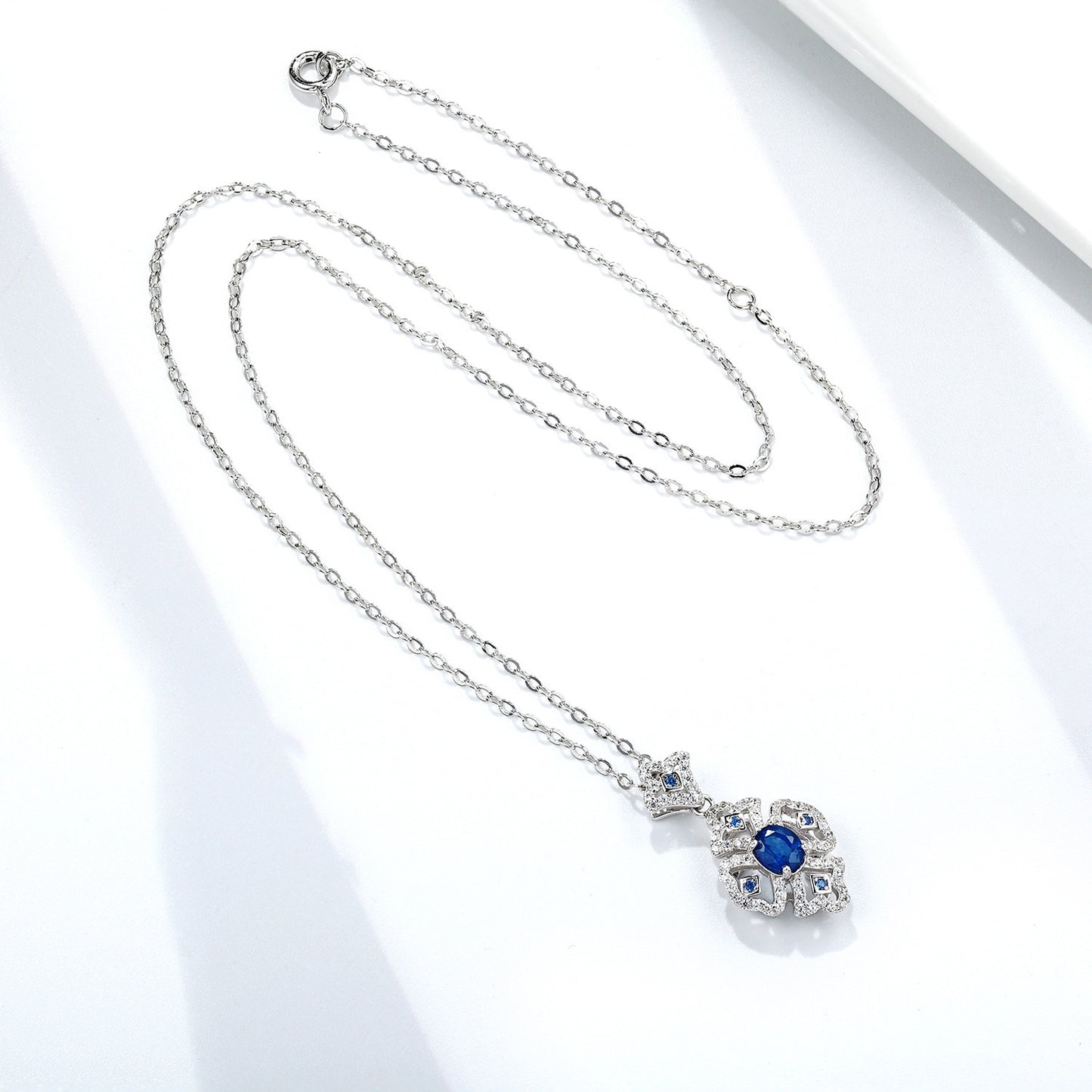 Collier en argent avec pendentif en saphir naturel
