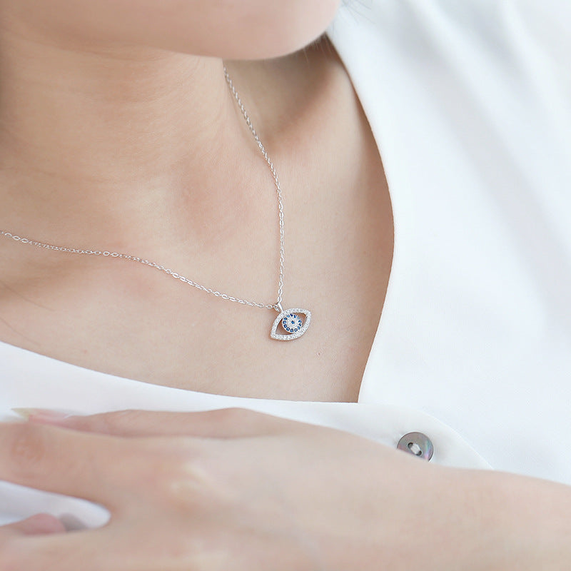 Collier en argent avec pendentif œil