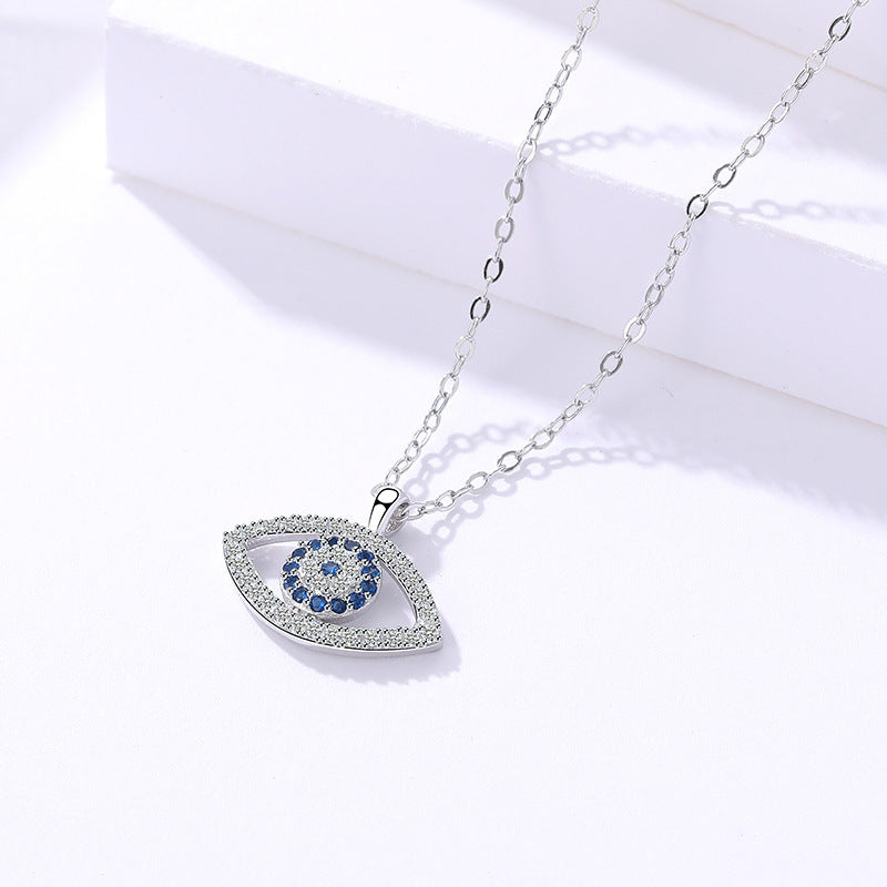 Collier en argent avec pendentif œil