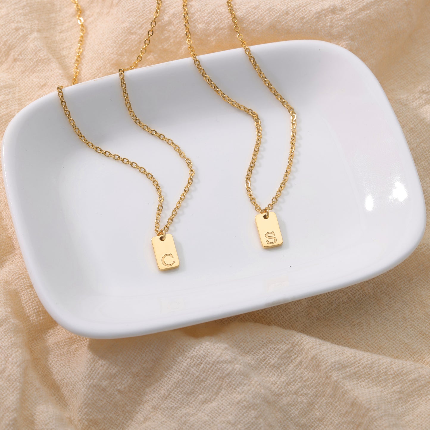 Collier en acier inoxydable avec pendentif étiquette simple à 26 lettres.