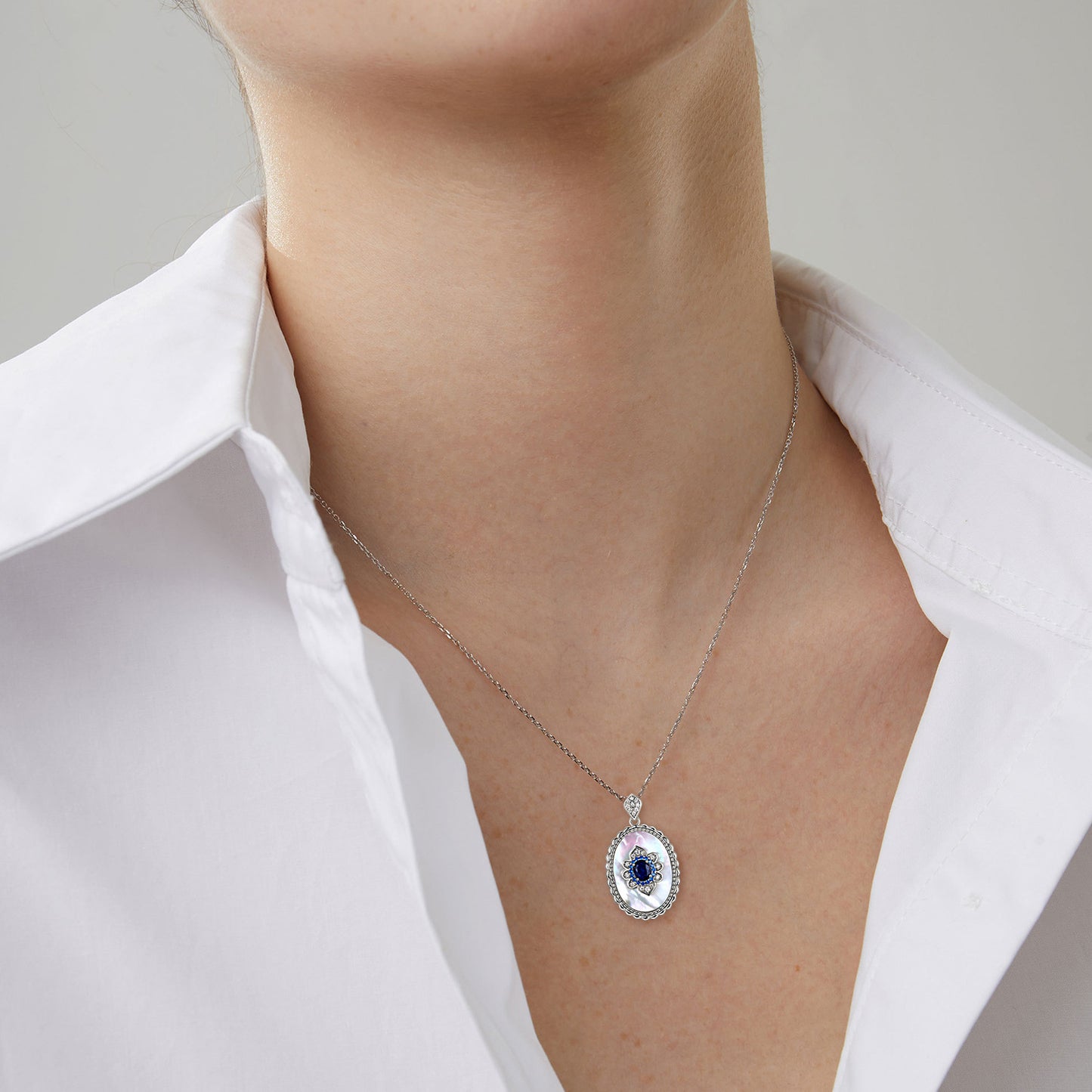 Collier en Argent avec Pendentif Ovale Incrusté de Saphir Naturel