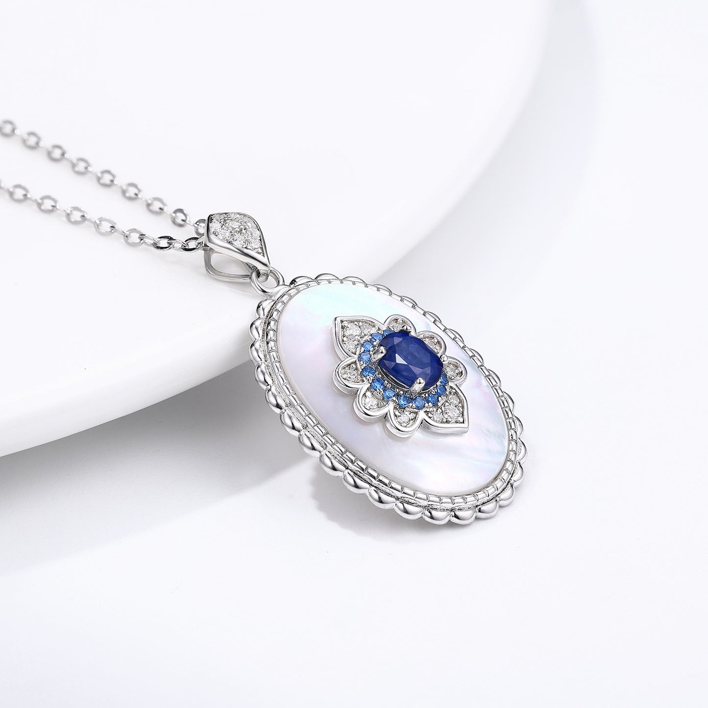 Collier en Argent avec Pendentif Ovale Incrusté de Saphir Naturel