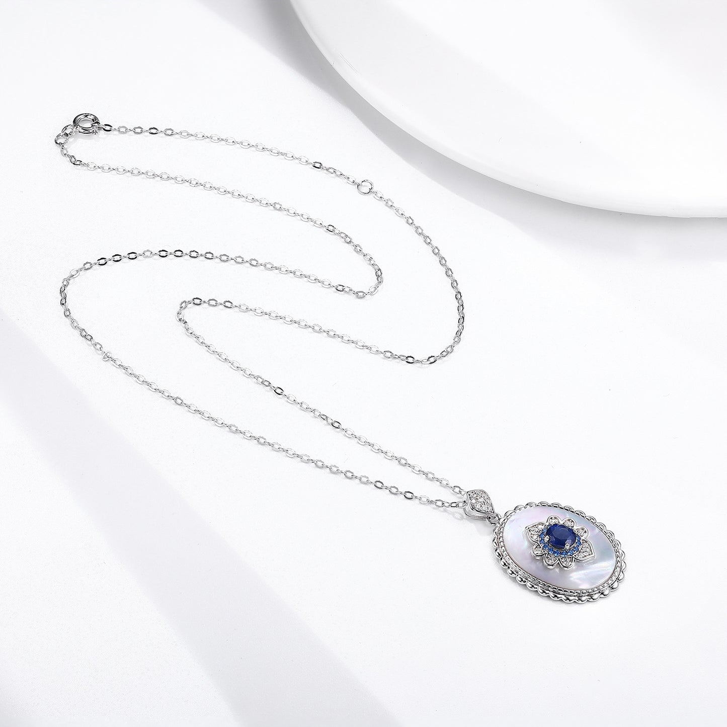 Collier en Argent avec Pendentif Ovale Incrusté de Saphir Naturel