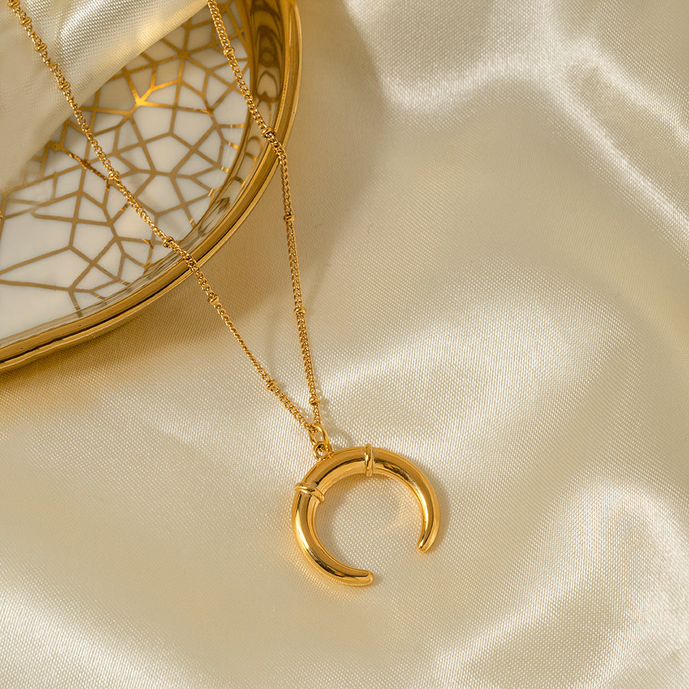 Collier en acier inoxydable pour femme avec pendentif en forme de demi-lune.