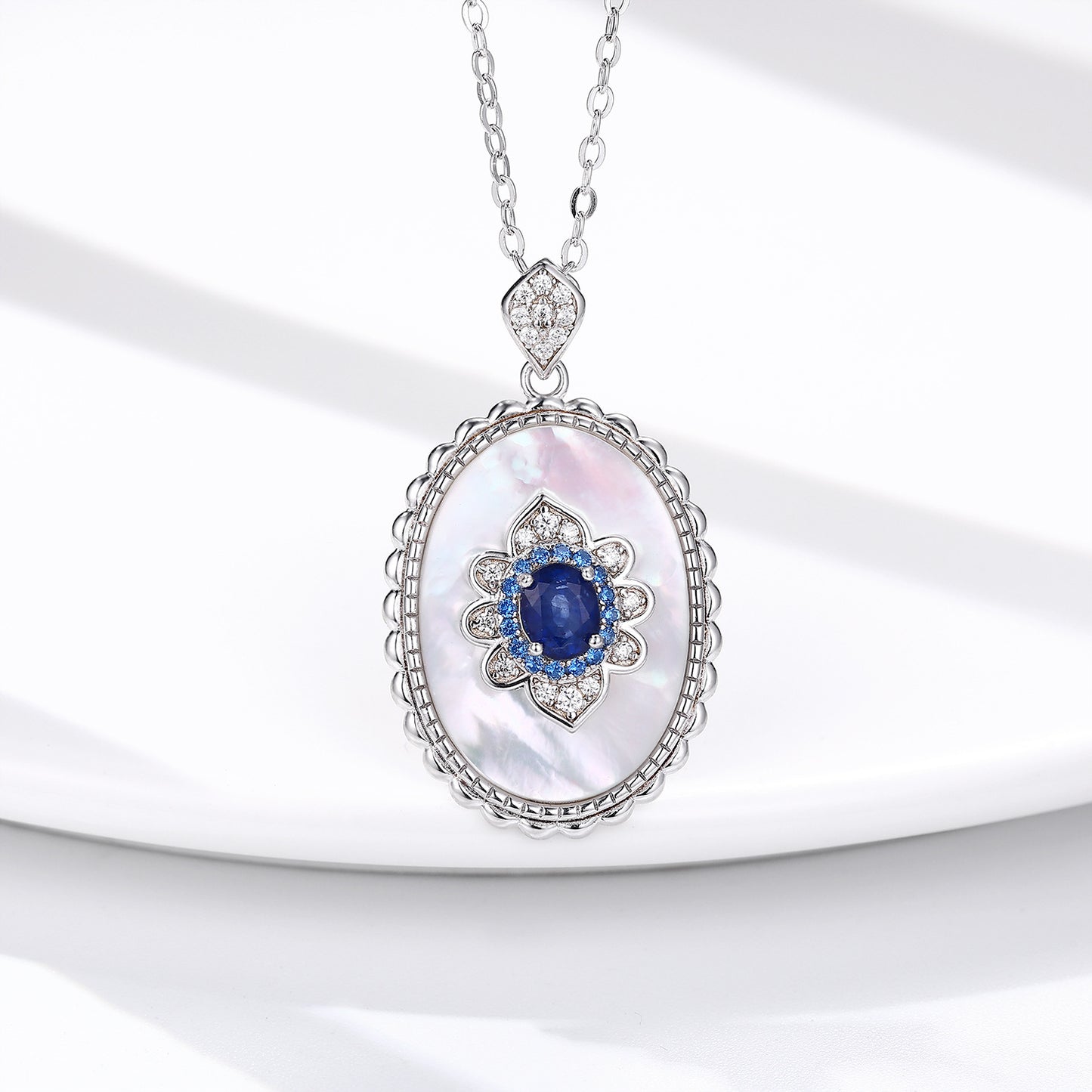 Collier en Argent avec Pendentif Ovale Incrusté de Saphir Naturel