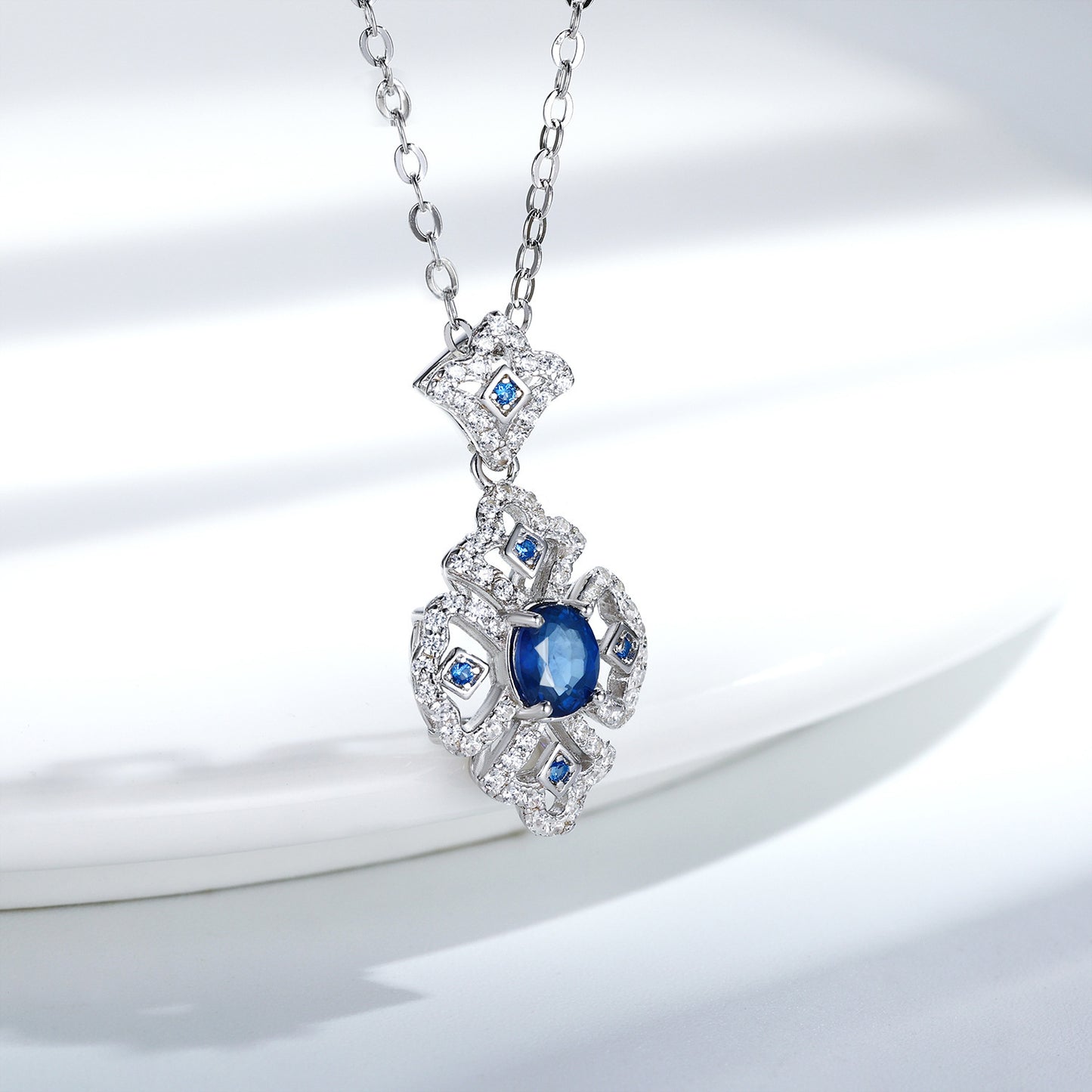 Collier en argent avec pendentif en saphir naturel