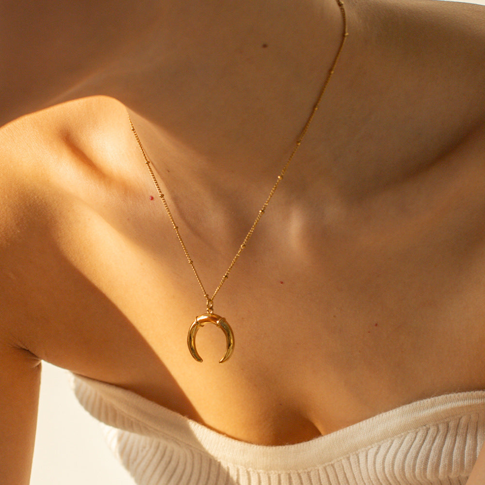 Collier en acier inoxydable pour femme avec pendentif en forme de demi-lune.