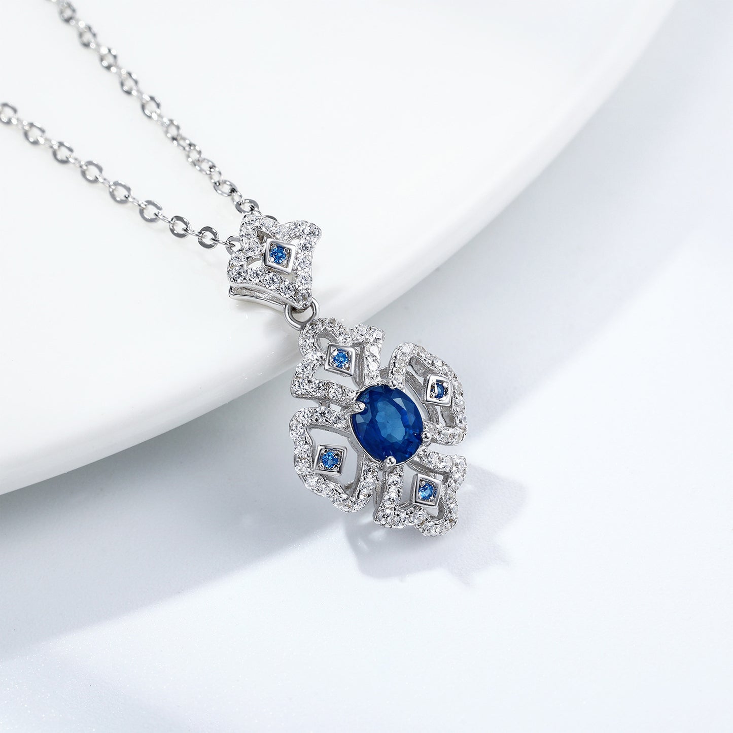 Collier en argent avec pendentif en saphir naturel