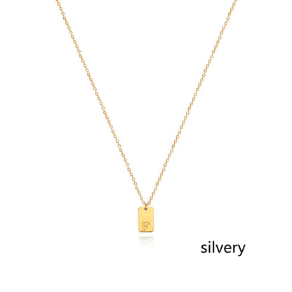 Collier en acier inoxydable avec pendentif étiquette simple à 26 lettres.
