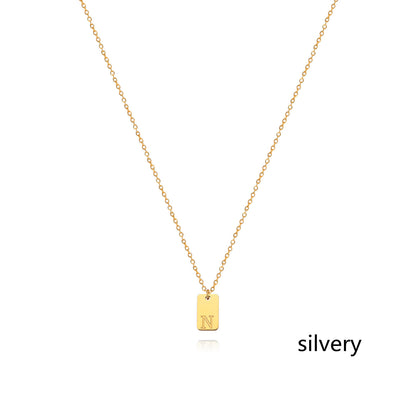Collier en acier inoxydable avec pendentif étiquette simple à 26 lettres.