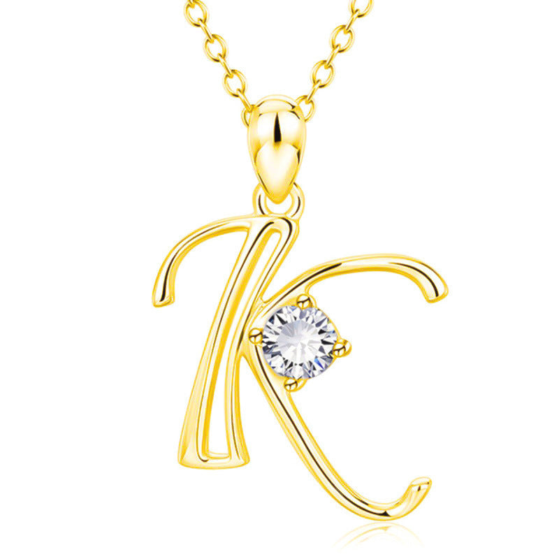 Collier avec initiale en or et strass tendance