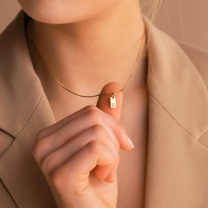 Collier en acier inoxydable avec pendentif étiquette simple à 26 lettres.