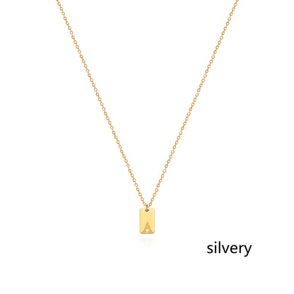 Collier en acier inoxydable avec pendentif étiquette simple à 26 lettres.