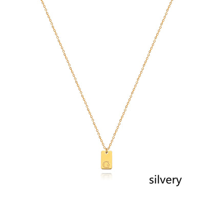 Collier en acier inoxydable avec pendentif étiquette simple à 26 lettres.