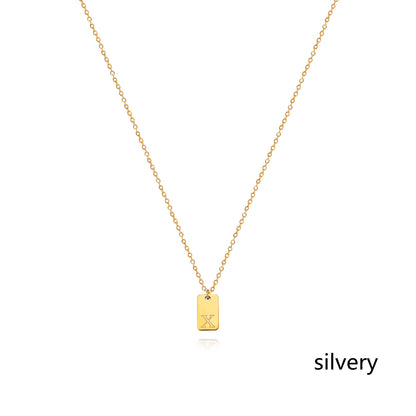 Collier en acier inoxydable avec pendentif étiquette simple à 26 lettres.