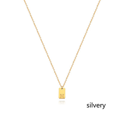 Collier en acier inoxydable avec pendentif étiquette simple à 26 lettres.
