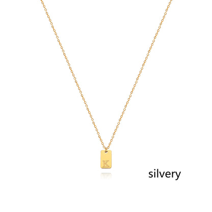 Collier en acier inoxydable avec pendentif étiquette simple à 26 lettres.